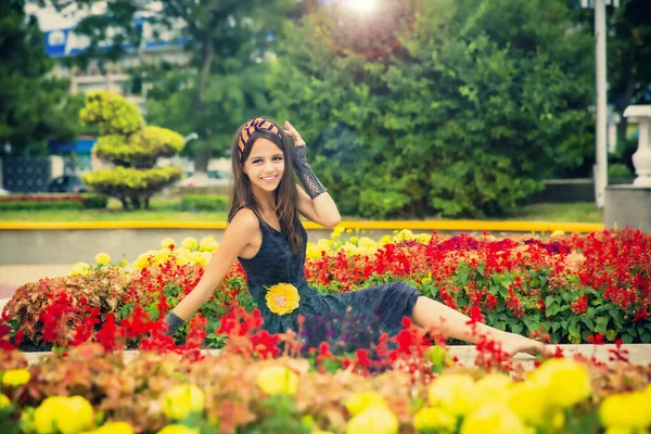 Веселая Девушка Цветочных Украшений Тема Красивых Ярких Женщин Девушка Рядом — стоковое фото