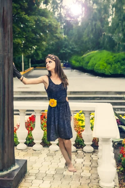 Hermosa Mujer Adolescente Glamorosa Camina Entre Macizos Flores Parque Ciudad —  Fotos de Stock