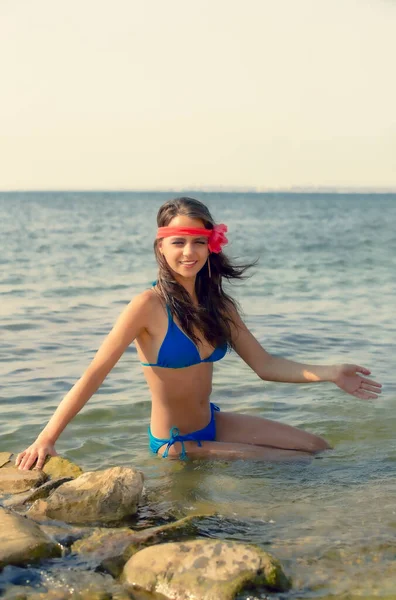 Jeune Fille Brune Maillot Bain Bleu Vif Assoit Sur Une — Photo