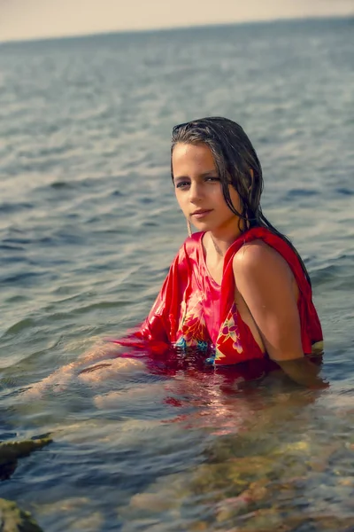 Jonge Langharige Brunette Rode Strandjurk Staat Een Warme Dag Het — Stockfoto