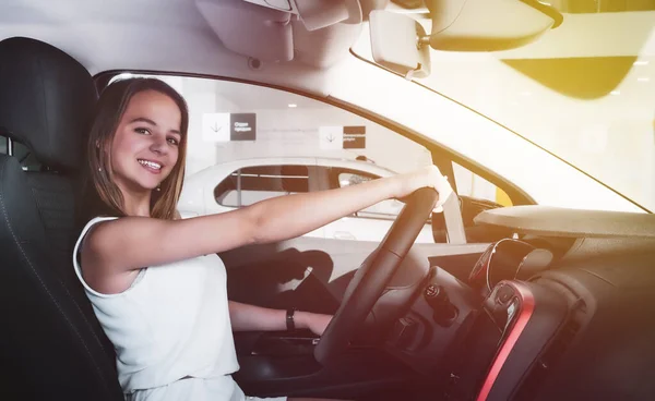 테스트 차량의 아름다운 금발의 소녀와 현대식검은 — 스톡 사진
