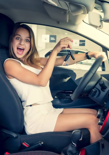 Emocionado Conductor Coche Mujer Sonriendo Mostrando Nuevas Llaves Del Coche — Foto de Stock