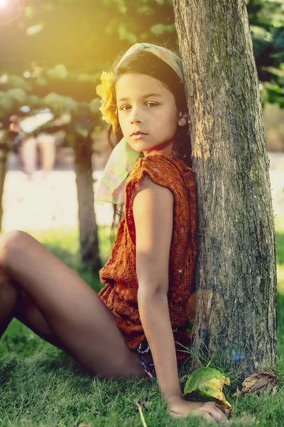 Mooi Klein Meisje Brunette Met Lang Haar Een Haarspeld Vorm — Stockfoto