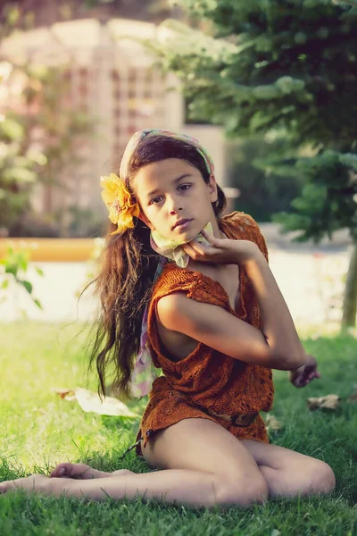 Mooi Klein Meisje Brunette Met Lang Haar Een Haarspeld Vorm — Stockfoto