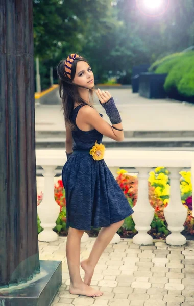 Hermosa Mujer Adolescente Glamorosa Camina Entre Los Macizos Flores Parque —  Fotos de Stock