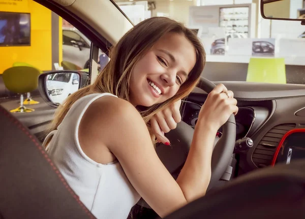 Joven Mujer Hermosa Acostada Timón Automóvil Cerrando Los Ojos Abrazándola — Foto de Stock