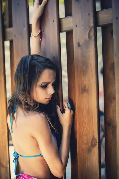 Portret Van Een Mooi Jong Meisje Blauw Badpak Leunend Tegen — Stockfoto