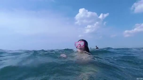 Teenagermädchen Maske Schwimmt Meerwasser — Stockvideo