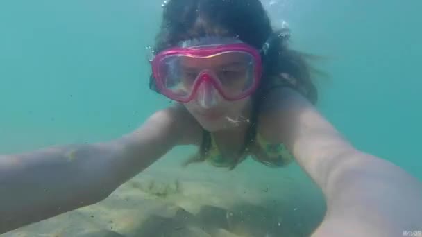 戴面具的少女在海里游泳 — 图库视频影像