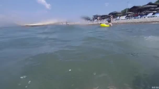 Dvě Teen Sestry Maskách Selfie Kamera Plavání Moři — Stock video