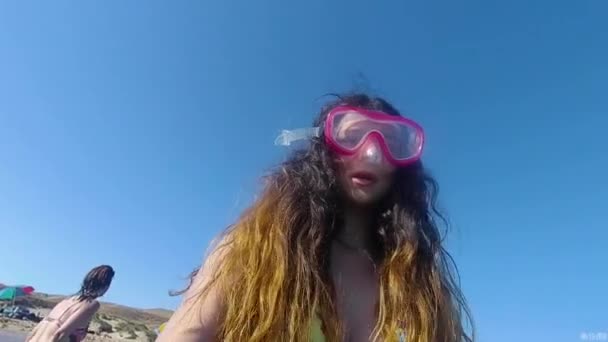 戴面具的少女在海里游泳 — 图库视频影像