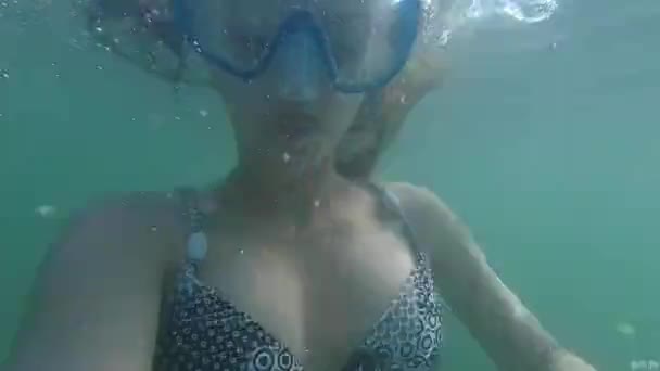 Deniz Suyunda Yüzen Maskeli Genç Kız — Stok video