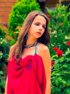 Parlak moda renkleri, yeşil bikinili güzel moda kadının şaşaalı portresi yazın deniz kenarında ve mavi gökyüzünde güneş gözlükleriyle güneşli, tropik ada kızı tatilde.