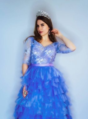 Muhteşem mavi uzun elbiseli güzel genç kadın mükemmel makyajlı ve saç stili olan Cinderella gibi.