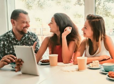 Aile Kafe 'de Atıştırmalık Afiyet Olsun. Kahve dükkanında kahvaltı yapan olumlu aile.