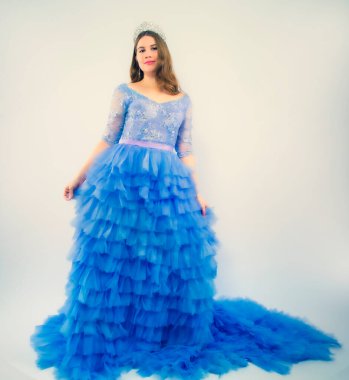 Muhteşem mavi uzun elbiseli güzel genç kadın mükemmel makyajlı ve saç stili olan Cinderella gibi.