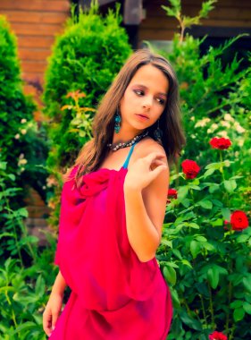 Parlak moda renkleri, yeşil bikinili güzel moda kadının şaşaalı portresi yazın deniz kenarında ve mavi gökyüzünde güneş gözlükleriyle güneşli, tropik ada kızı tatilde.