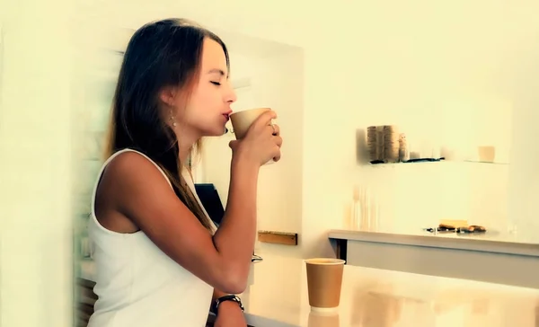 Ένα Νεαρό Όμορφο Κορίτσι Που Κρατάει Ένα Φλιτζάνι Καφέ Στο — Φωτογραφία Αρχείου