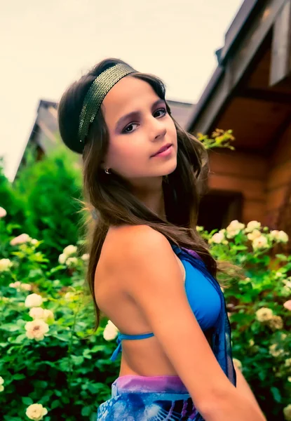 Hermosa Joven Posando Sobre Fondo Vegetación Bungalow Con Pañuelo Azul —  Fotos de Stock