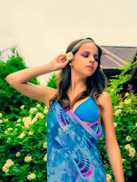Piękna Młoda Kobieta Pozująca Tle Zieleni Domek Niebieską Chusteczką Elegancka — Zdjęcie stockowe