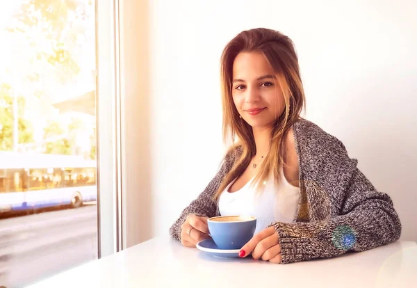 Schöne Junge Frau Trinkt Kaffee Fenster Sitzend Schöner Teenager Sitzt — Stockfoto