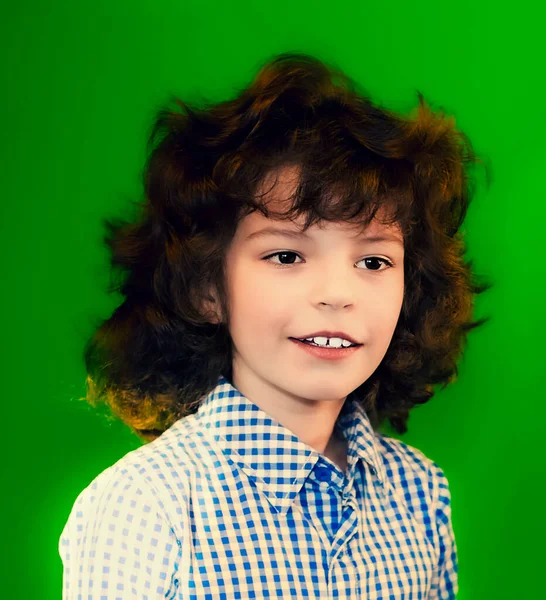 小高加索黑发男孩在绿墙背景上的近照 — 图库照片