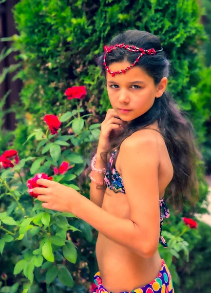 Słodkie Moda Dziewczynka Żywy Strój Kąpielowy Por Pozowanie Tle Ogrodu — Zdjęcie stockowe