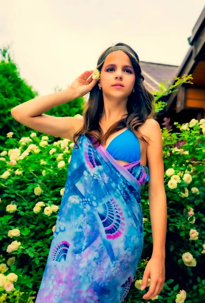 Piękna Młoda Kobieta Pozująca Tle Zieleni Domek Niebieską Chusteczką Elegancka — Zdjęcie stockowe