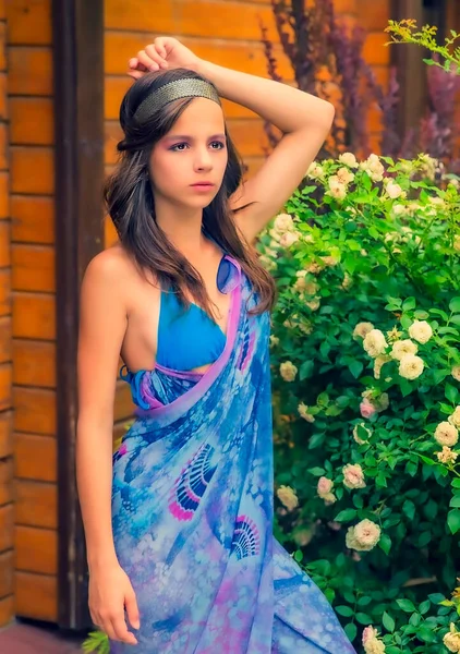 Vacker Ung Kvinna Poserar Mot Bakgrund Grönska Och Bungalow Med — Stockfoto