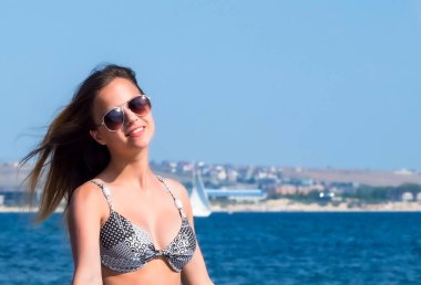 Gün batımında dinlenen ve güneşin tadını çıkaran güzel genç bir kadın. Güzel güneş ışığı kız portresi. Yazın dışarıda eğlenen oldukça mutlu bir bayan. Olumlu duygular yaşam başarısı barış zihniyeti. Boşluğu kopyala