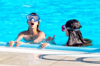 Çocuklar yüzme havuzunda yüzer. Eğlence tesisleri.