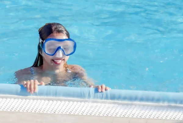 Šťastné Usmívající Dívka Baví Hrát Bazénu Letní Čas Létě Kopírovat — Stock fotografie