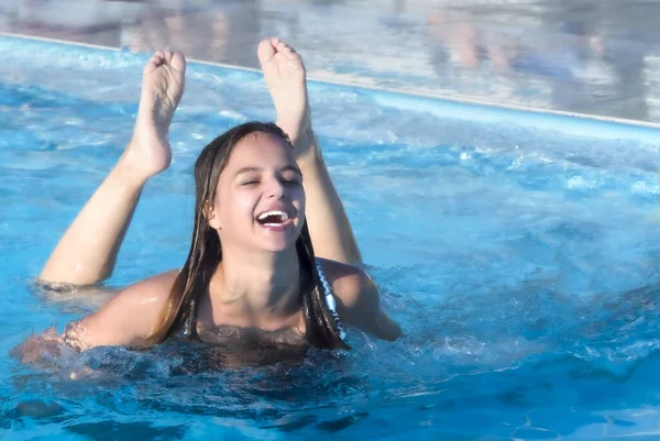 Šťastné Usmívající Dívka Baví Hrát Bazénu Letní Den Letní Venkovní — Stock fotografie