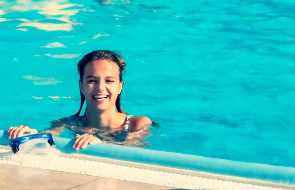 快乐的微笑的女孩在夏天的时候在游泳池里玩耍 夏天在室外玩耍 复制空间 — 图库照片
