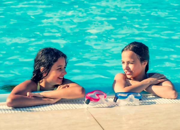 Dvě Sportovní Ženy Mluví Hranici Bazénu — Stock fotografie