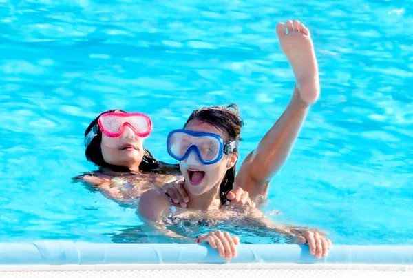Dvě Šťastné Dospívající Dívky Hrát Bazénu Den — Stock fotografie
