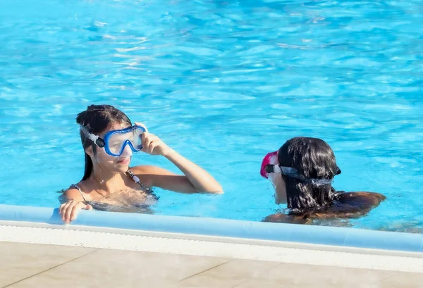 Crianças Nadam Piscina Instalações Recreativas — Fotografia de Stock