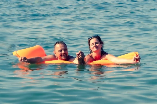 Couple Amoureux Nager Sur Matelas Air Orange Pleine Mer — Photo