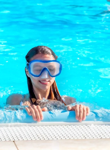 Roztomilá Šťastná Mladá Dívka Dítě Relaxaci Boku Bazénu Sobě Golubots — Stock fotografie