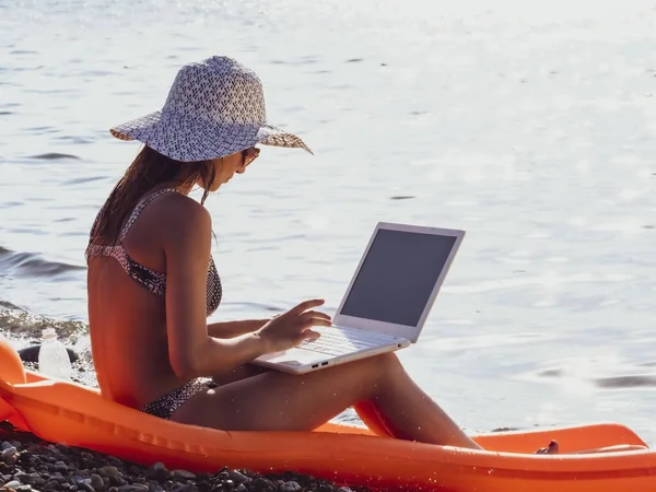 Copy Space Beautiful Young Woman Working Laptop Tropical Beach Happy — Stock Photo, Image