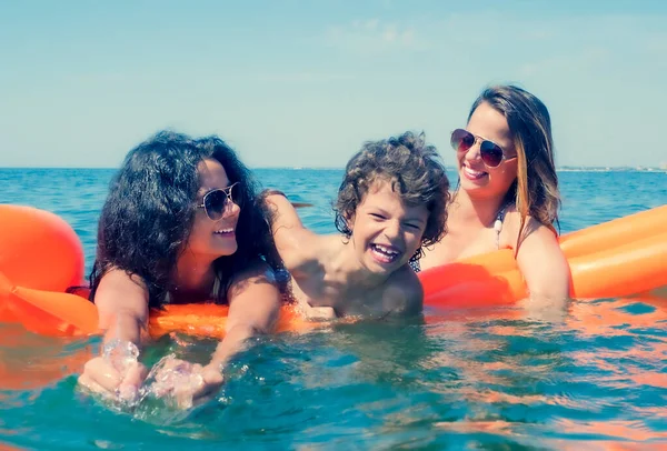 Gelukkige Jonge Familie Positieve Moeder Twee Kleine Dochters Zwemmen Een — Stockfoto