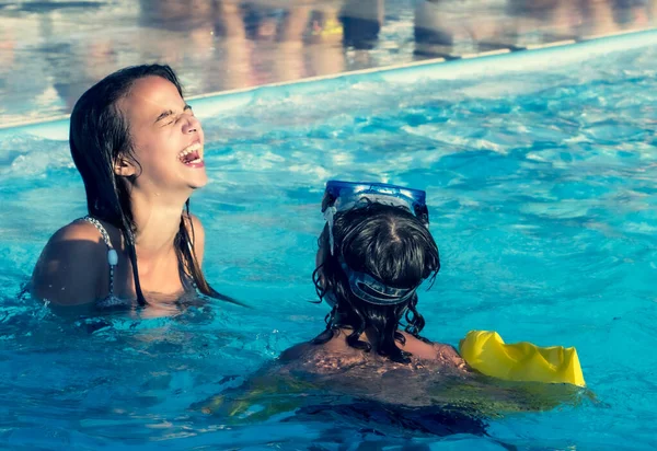 Hezká Dívka Plavání Venkovním Bazénu Bavte Svým Bratrem — Stock fotografie