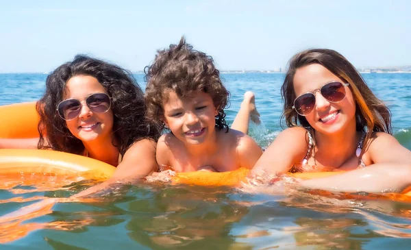 Gelukkige Jonge Familie Positieve Moeder Twee Kleine Dochters Zwemmen Een — Stockfoto