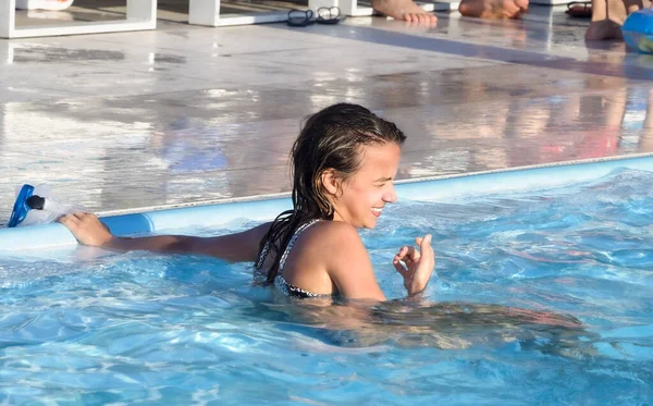 Menina Sorridente Feliz Divertindo Jogando Piscina Hora Dia Verão Verão — Fotografia de Stock