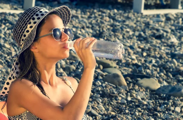 Žena Pije Vodu Oblázkové Pláži Zdravý Životní Styl Koncept — Stock fotografie