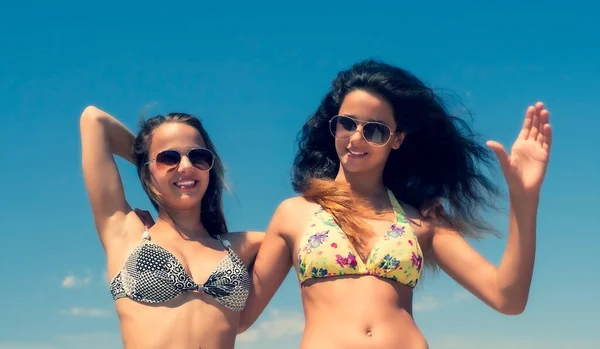 Dvě Mladé Ženy Odpočívající Pláži Dva Okouzlující Teen Přátelé Jasných — Stock fotografie