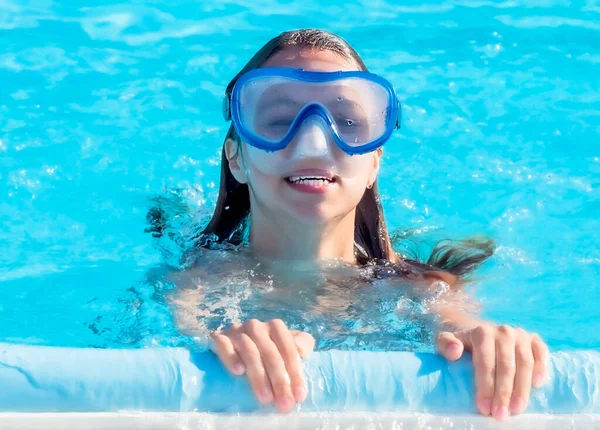 Roztomilá Šťastná Mladá Dívka Dítě Relaxaci Boku Bazénu Sobě Golubots — Stock fotografie