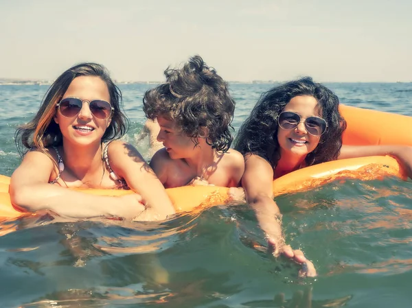 Gelukkige Jonge Familie Positieve Moeder Twee Kleine Dochters Zwemmen Een — Stockfoto