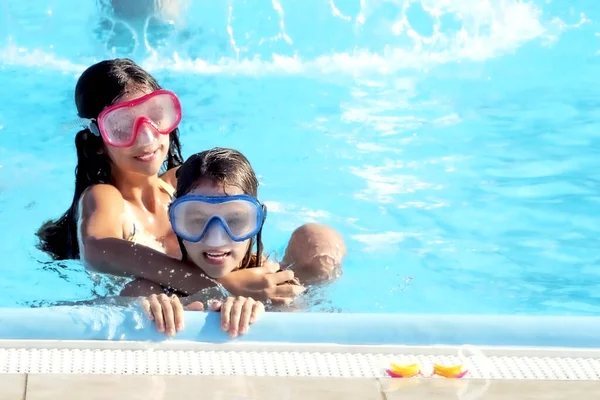 Gündüz Vakti Yüzme Havuzunda Oynayan Iki Mutlu Genç Kız Boşluğu — Stok fotoğraf