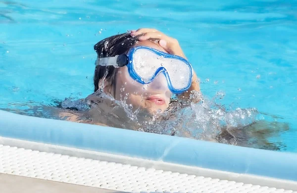 Deux Adolescentes Heureuses Jouant Dans Piscine Jour — Photo